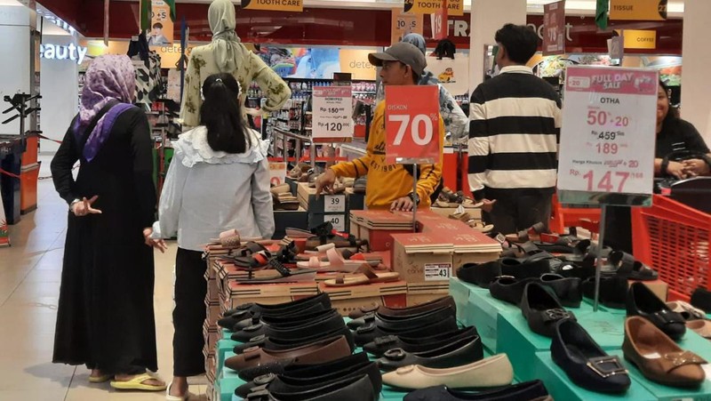 Beragam promo baju Lebaran Idul Fitri di Transmart diskon Full Day Sale, Transmart Graha Raya Bintaro. Minggu (24/3/2024). (CNBC Indonesia/Firda Dwi)