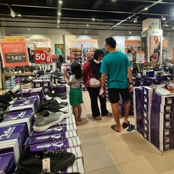Sepatu-Sandal Diskon 70% di Transmart Full Day Sale