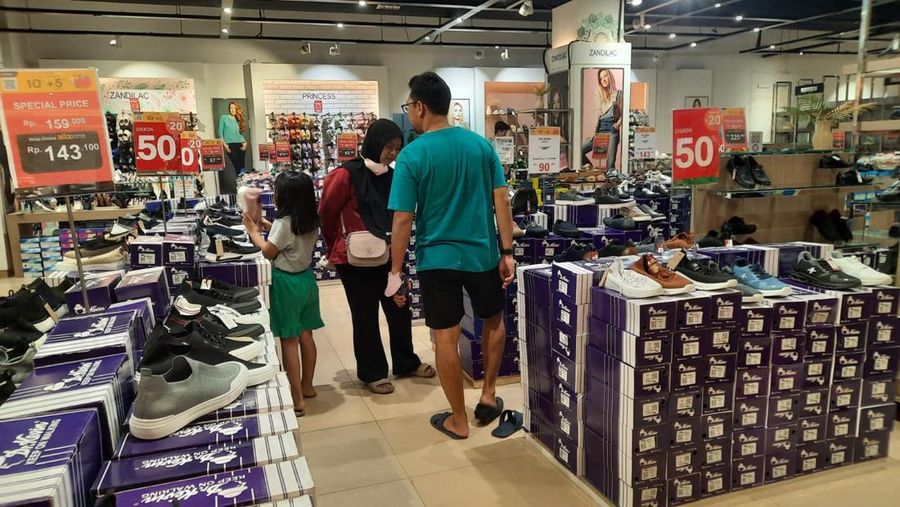 Ngabuburit pesta diskon sepatu dan sandal Transmart Fullday Sale, di Transmart Graha Raya Bintaro. Minggu (24/3/2024). (CNBC Indonesia/Firda Dwi)
