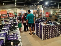 Sepatu-Sandal Diskon 70% di Transmart Full Day Sale