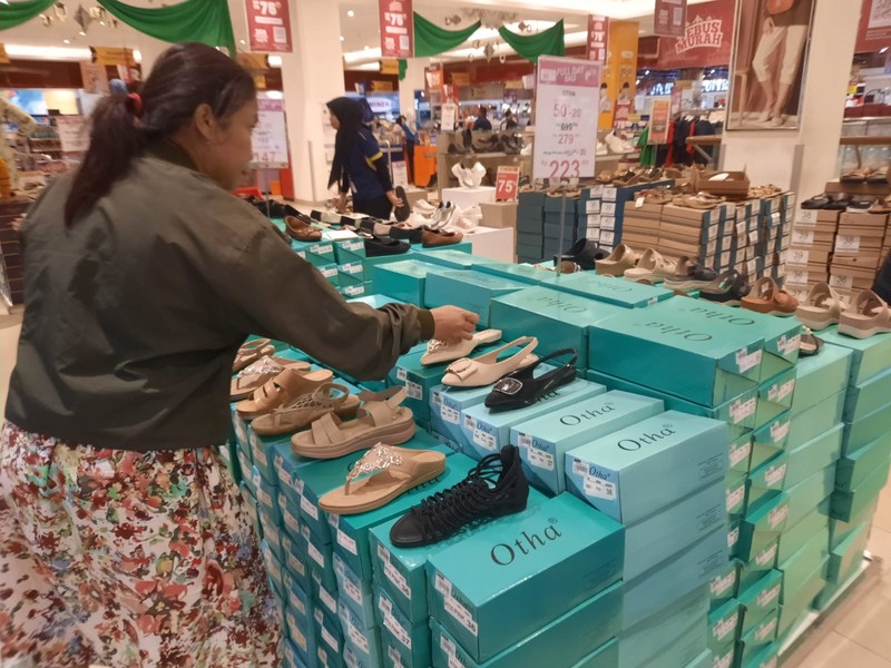 Beragam promo baju Lebaran Idul Fitri di Transmart diskon Full Day Sale, Transmart Graha Raya Bintaro. Minggu (24/3/2024). Beragam promo baju Lebaran Idul Fitri di Transmart diskon Full Day Sale, Transmart Graha Raya Bintaro. Minggu (24/3/2024). (CNBC Indonesia/Firda Dwi)