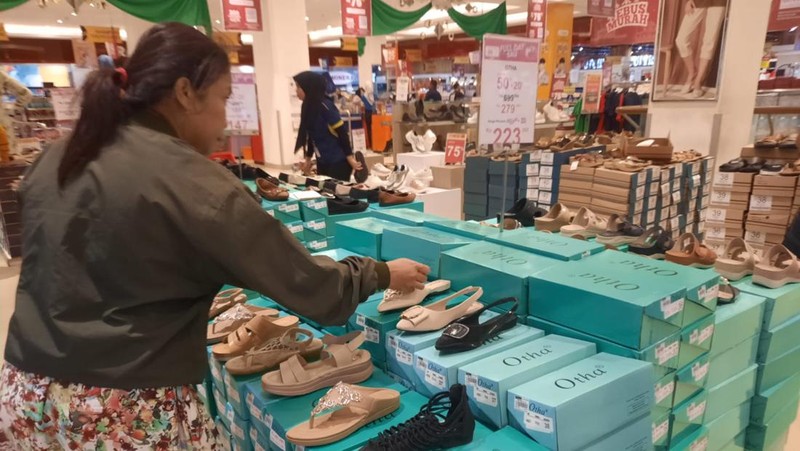 Beragam promo baju Lebaran Idul Fitri di Transmart diskon Full Day Sale, Transmart Graha Raya Bintaro. Minggu (24/3/2024). (CNBC Indonesia/Firda Dwi)