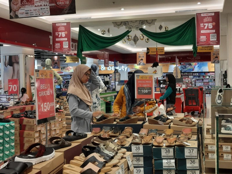 Beragam promo baju Lebaran Idul Fitri di Transmart diskon Full Day Sale, Transmart Graha Raya Bintaro. Minggu (24/3/2024). Beragam promo baju Lebaran Idul Fitri di Transmart diskon Full Day Sale, Transmart Graha Raya Bintaro. Minggu (24/3/2024). (CNBC Indonesia/Firda Dwi)