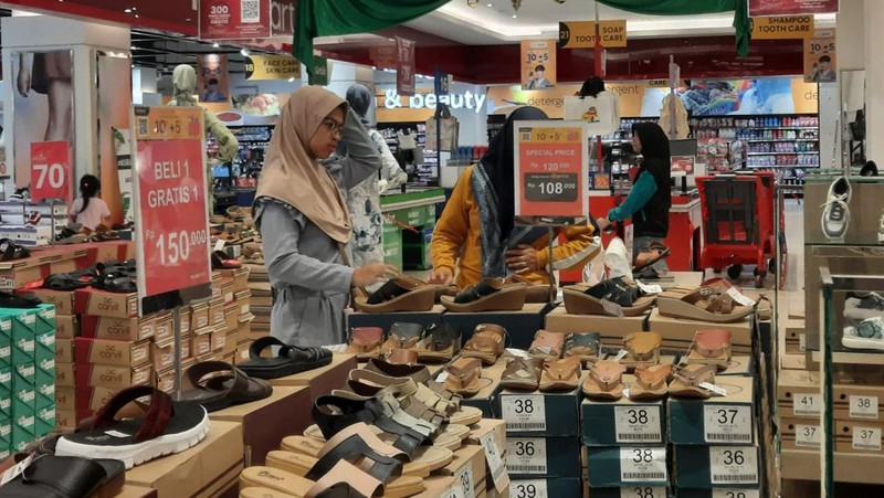 Beragam promo baju Lebaran Idul Fitri di Transmart diskon Full Day Sale, Transmart Graha Raya Bintaro. Minggu (24/3/2024). (CNBC Indonesia/Firda Dwi)