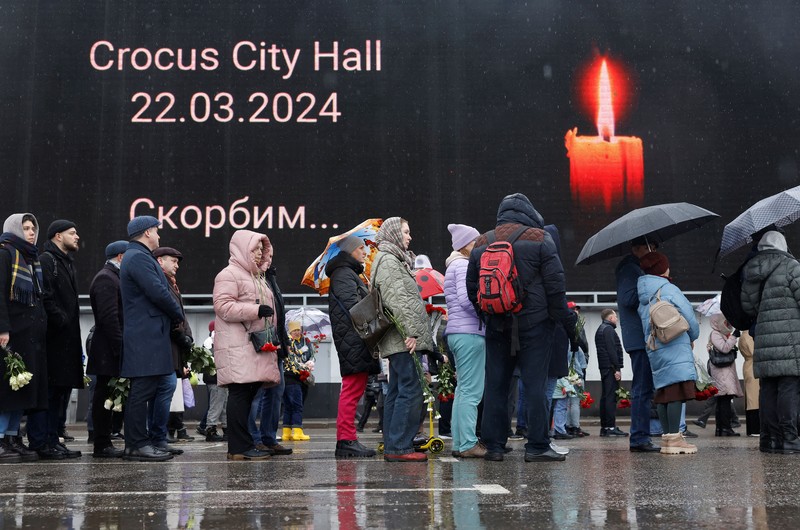 Orang-orang berbaris untuk meletakkan bunga di peringatan darurat bagi para korban serangan penembakan yang diadakan di luar tempat konser Balai Kota Crocus di Wilayah Moskow, Rusia, 24 Maret 2024. (REUTERS/Maxim Shemetov)