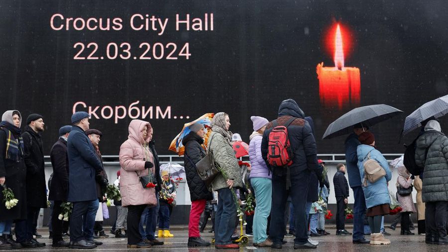 Orang-orang berbaris untuk meletakkan bunga di peringatan darurat bagi para korban serangan penembakan yang diadakan di luar tempat konser Balai Kota Crocus di Wilayah Moskow, Rusia, 24 Maret 2024. (REUTERS/Maxim Shemetov)