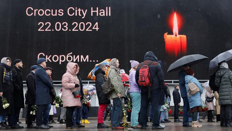 Orang-orang berbaris untuk meletakkan bunga di peringatan darurat bagi para korban serangan penembakan yang diadakan di luar tempat konser Balai Kota Crocus di Wilayah Moskow, Rusia, 24 Maret 2024. (REUTERS/Maxim Shemetov)