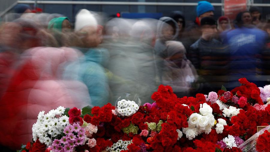 Orang-orang berbaris untuk meletakkan bunga di peringatan darurat bagi para korban serangan penembakan yang diadakan di luar tempat konser Balai Kota Crocus di Wilayah Moskow, Rusia, 24 Maret 2024. (REUTERS/Maxim Shemetov)