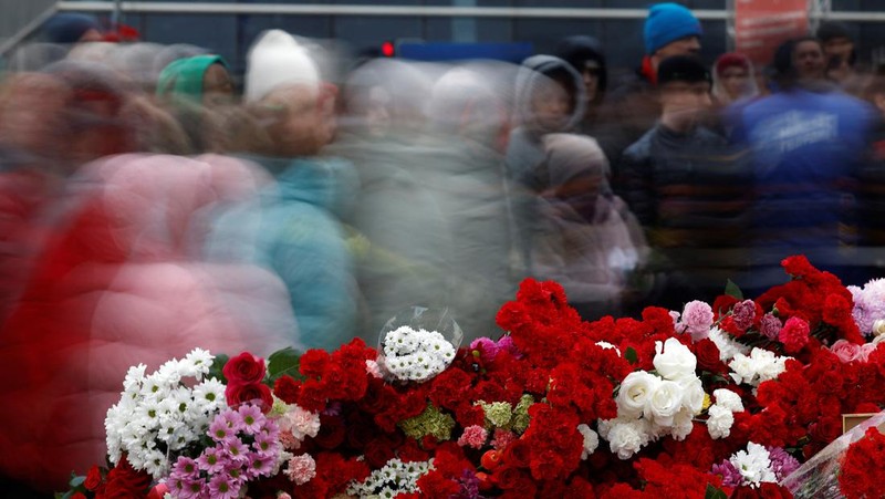 Orang-orang berbaris untuk meletakkan bunga di peringatan darurat bagi para korban serangan penembakan yang diadakan di luar tempat konser Balai Kota Crocus di Wilayah Moskow, Rusia, 24 Maret 2024. (REUTERS/Maxim Shemetov)