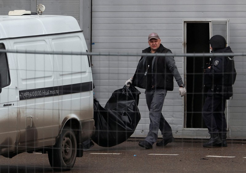 Petugas pemadam kebakaran berjalan di dekat tempat konser Balai Kota Crocus setelah serangan mematikan pada hari Jumat, di luar Moskow, Rusia, 23 Maret 2024. (Sergei Vedyashkin/Moscow News Agency/Handout via REUTERS)