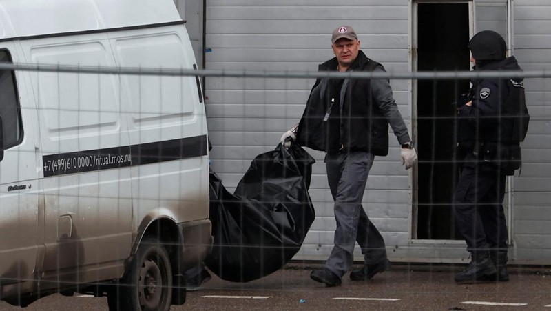 Petugas pemadam kebakaran berjalan di dekat tempat konser Balai Kota Crocus setelah serangan mematikan pada hari Jumat, di luar Moskow, Rusia, 23 Maret 2024. (Sergei Vedyashkin/Moscow News Agency/Handout via REUTERS)