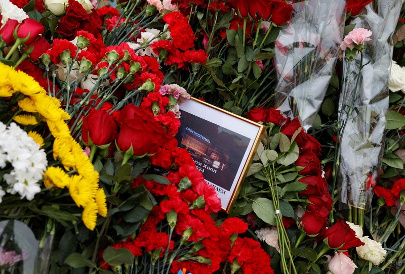 Orang-orang berbaris untuk meletakkan bunga di peringatan darurat bagi para korban serangan penembakan yang diadakan di luar tempat konser Balai Kota Crocus di Wilayah Moskow, Rusia, 24 Maret 2024. Orang-orang berbaris untuk meletakkan bunga di peringatan darurat bagi para korban serangan penembakan yang diadakan di luar tempat konser Balai Kota Crocus di Wilayah Moskow, Rusia, 24 Maret 2024. (REUTERS/Maxim Shemetov)