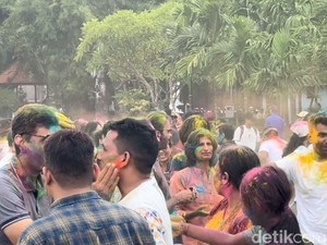 Taburkan Bubuk Warna-warni, Ratusan Warga India Ikuti Festival Holi di Denpasar