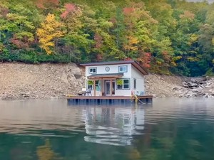 Asik Banget! Pasangan Ini Bikin Rumah Terapung di Atas Danau