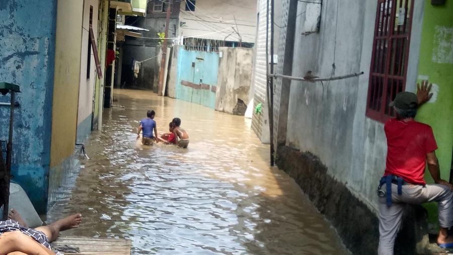 Sebelumnya banjir yang merendam Kampung Lebak disebabkan intensitas hujan deras di Bogor sejak Sabtu (23/3/2024) malam. Banjir kiriman masuk ke kali Bekasi hingga meluap. (Dok. BPBD Kota Bekasi)