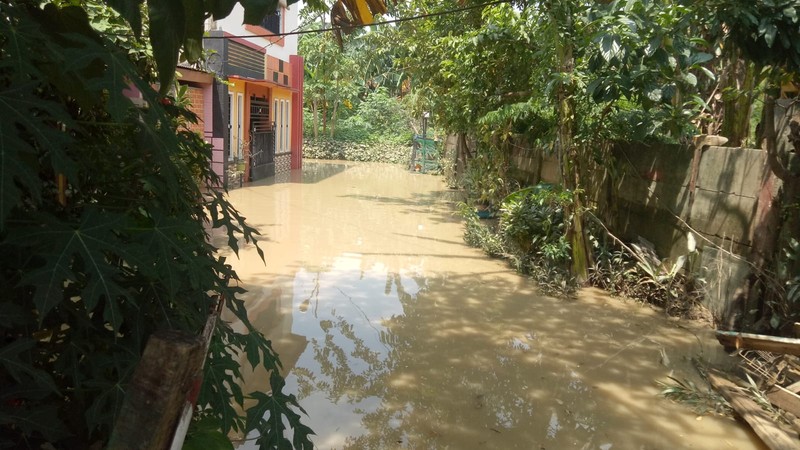 Warga membersihkan rumah usai banjir melanda Kampung Lebak, Kelurahan Teluk Pucung, Kecamatan Bekasi Utara pada Minggu (24/3/2024). (CNBC Indonesia/Tias Budiarto)