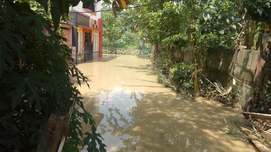 Warga membersihkan rumah usai banjir melanda Kampung Lebak, Kelurahan Teluk Pucung, Kecamatan Bekasi Utara pada Minggu (24/3/2024). (CNBC Indonesia/Tias Budiarto)