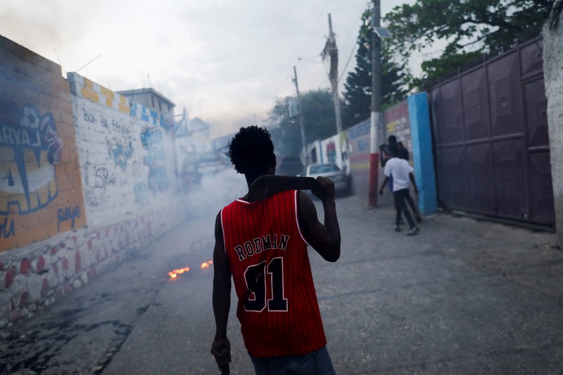 Seorang wanita berlindung dari tembakan di dekat Istana Nasional, di Port-au-Prince, Haiti 21 Maret 2024. Seorang wanita berlindung dari tembakan di dekat Istana Nasional, di Port-au-Prince, Haiti 21 Maret 2024. (REUTERS/Ralph Tedy Erol)