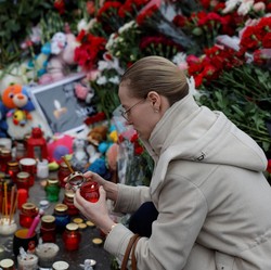 Rusia Berkabung, Potret Aksi Solidaritas Warga Letakan Bunga dan Lilin