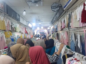 Pasar Tanah Abang Ramai Pengunjung, Kios Baju Anak Paling Diburu