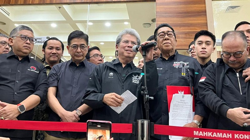 Tim hukum Ganjar-Mahfud memberikan keteragan pers sebelum berangkan ke MK. (Dok. Detikcom/Mulia Budi)