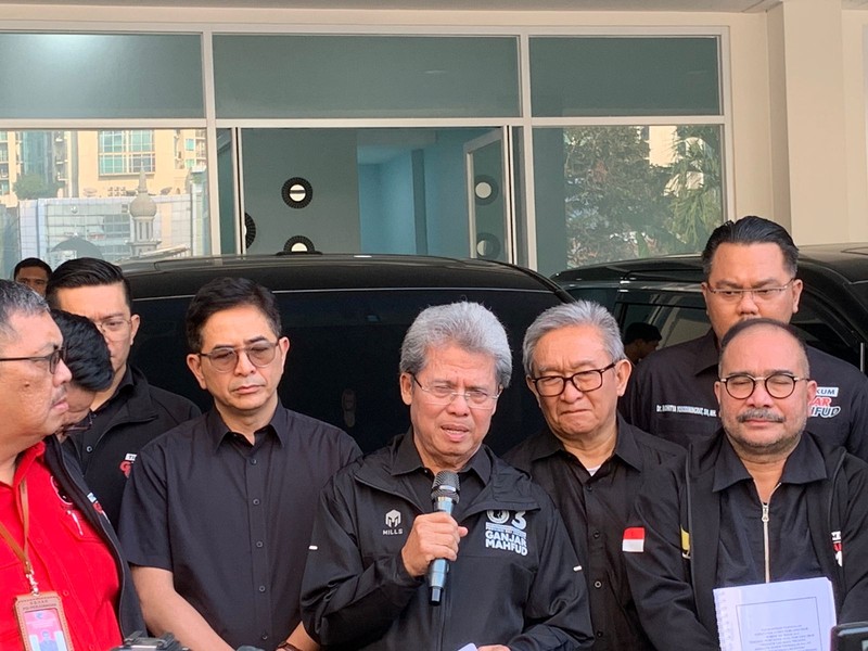Tim hukum Ganjar-Mahfud memberikan keteragan pers sebelum berangkan ke MK. Tim hukum Ganjar-Mahfud memberikan keteragan pers sebelum berangkan ke MK. (Dok. Detikcom/Mulia Budi)