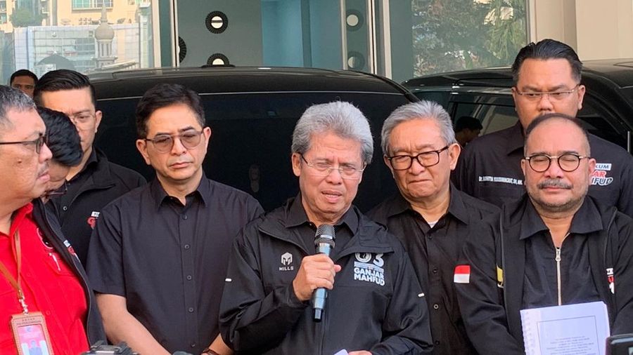 Tim hukum Ganjar-Mahfud memberikan keteragan pers sebelum berangkan ke MK. (Dok. Detikcom/Mulia Budi)