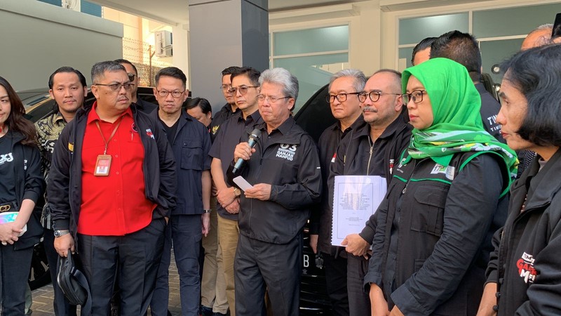 Tim hukum Ganjar-Mahfud memberikan keteragan pers sebelum berangkan ke MK. Tim hukum Ganjar-Mahfud memberikan keteragan pers sebelum berangkan ke MK. (Dok. Detikcom/Mulia Budi)