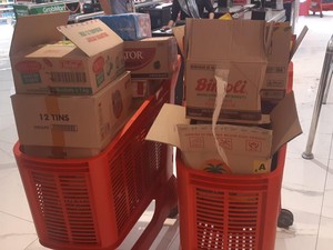 Warga Ini Borong Snack di Transmart Full Day Sale buat Berbagi