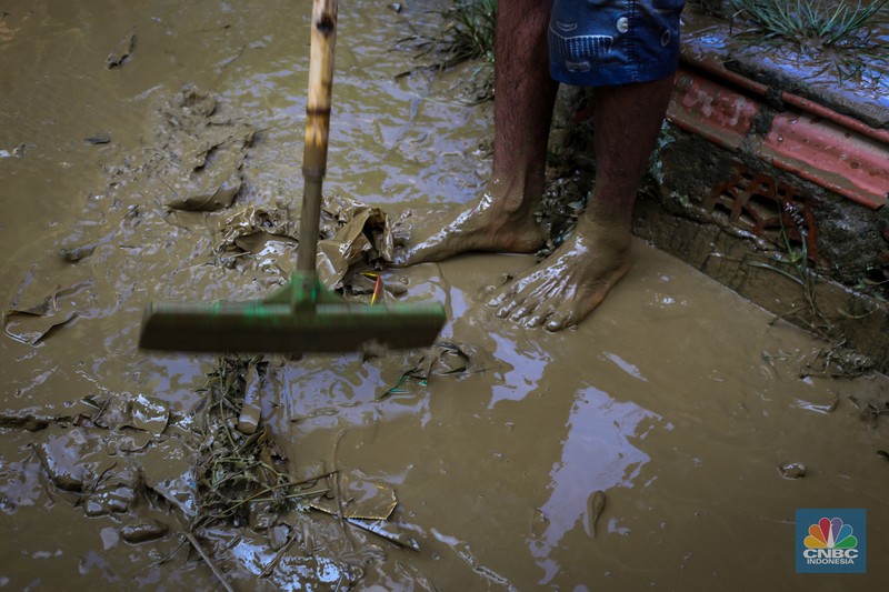 Warga membersihkan rumah usai banjir melanda Kampung Lebak, Kelurahan Teluk Pucung, Kecamatan Bekasi Utara pada Minggu (24/3/2024). Warga membersihkan rumah usai banjir melanda Kampung Lebak, Kelurahan Teluk Pucung, Kecamatan Bekasi Utara pada Minggu (24/3/2024). (CNBC Indonesia/Tias Budiarto)