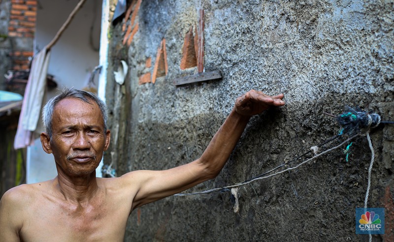 Warga membersihkan rumah usai banjir melanda Kampung Lebak, Kelurahan Teluk Pucung, Kecamatan Bekasi Utara pada Minggu (24/3/2024). Warga membersihkan rumah usai banjir melanda Kampung Lebak, Kelurahan Teluk Pucung, Kecamatan Bekasi Utara pada Minggu (24/3/2024). (CNBC Indonesia/Tias Budiarto)