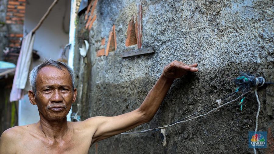 Warga membersihkan rumah usai banjir melanda Kampung Lebak, Kelurahan Teluk Pucung, Kecamatan Bekasi Utara pada Minggu (24/3/2024). (CNBC Indonesia/Tias Budiarto)