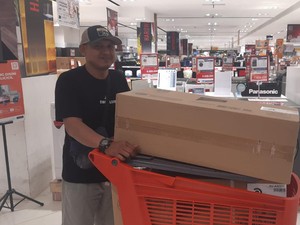 Warga Pamulang Ini Happy, Beli AC Hemat Rp 900 Ribu di Transmart Full Day Sale