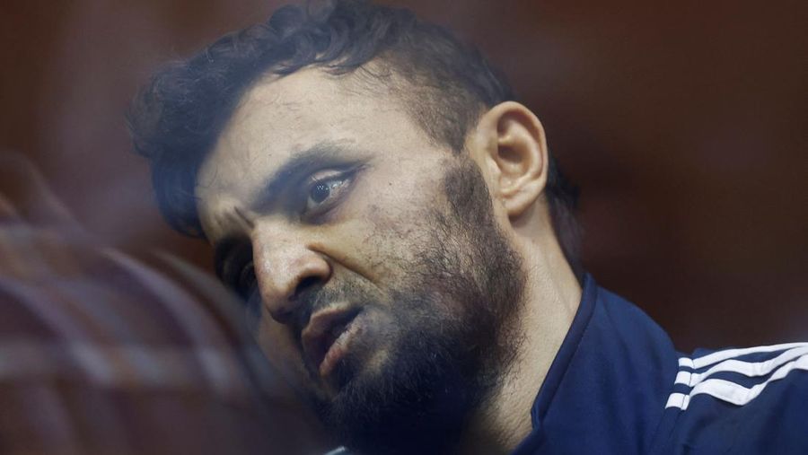 Shamsidin Fariduni, tersangka penembakan di tempat konser Balai Kota Crocus, dikawal sebelum sidang di pengadilan distrik Basmanny di Moskow, Rusia 25 Maret 2024. (REUTERS/Yulia Morozova)
