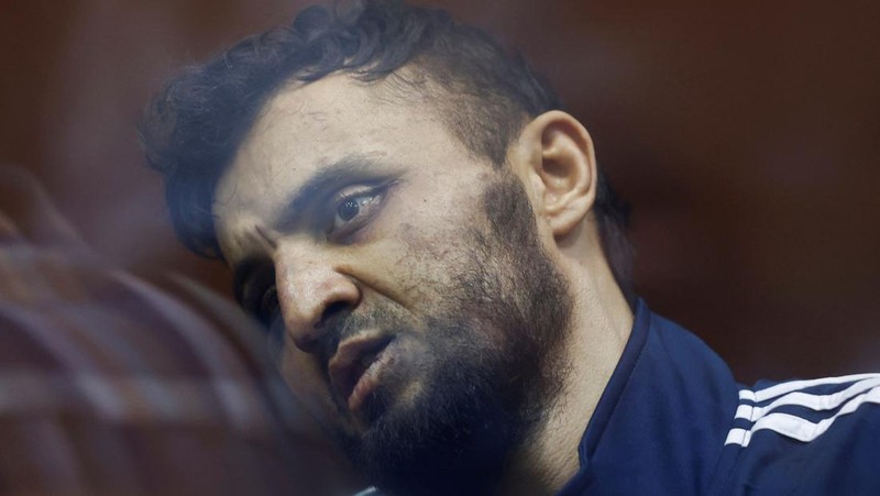 Shamsidin Fariduni, tersangka penembakan di tempat konser Balai Kota Crocus, dikawal sebelum sidang di pengadilan distrik Basmanny di Moskow, Rusia 25 Maret 2024. (REUTERS/Yulia Morozova)