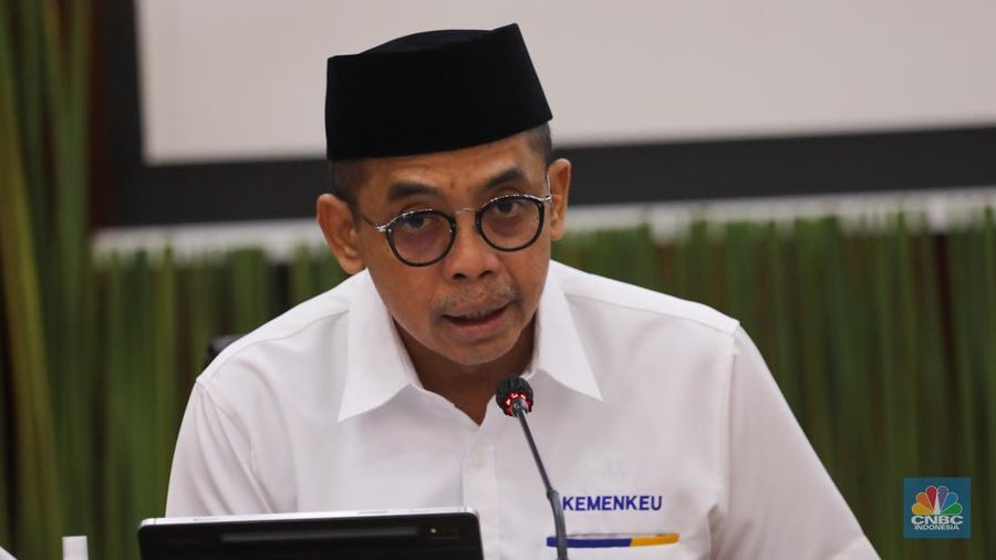 Direktur Jendral Pajak Kementerian Keuangan, Suryo Utomo saat konferensi pers APBN KiTa di kantor Kementerian Keuangan, Jakarta, Senin (25/3/2022). (CNBC Indonesia/Faisal Rahman)