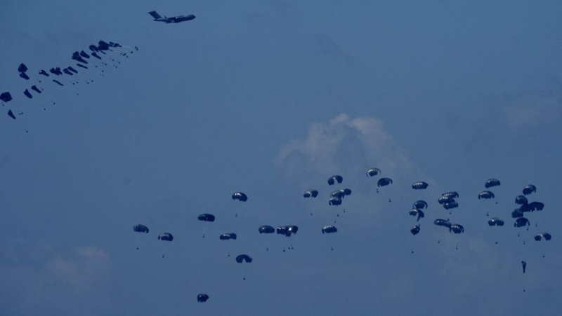 An aircraft airdrops humanitarian aid over the northern Gaza Strip, as seen from southern Israel, Sunday, March 24, 2024. (AP Photo/Tsafrir Abayov)