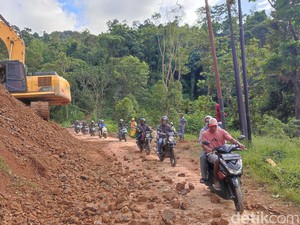 Poros Palopo-Toraja Macet Imbas Penanganan Longsor, Kendaraan Antre Melintas
