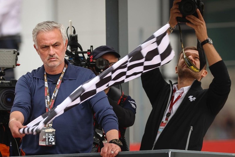 Jose Mourinho terlibat dalam acara MotoGP Portugal 2024 di mana ia menjadi pengibar bendera di garis finish dan ikut serta dalam penyerahan trofi di podium. (Instagram @josemourinho)