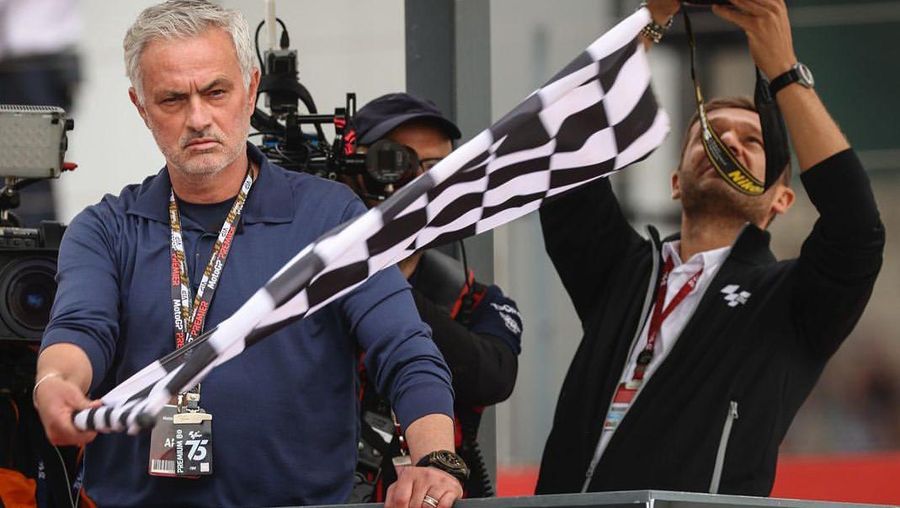 Jose Mourinho terlibat dalam acara MotoGP Portugal 2024 di mana ia menjadi pengibar bendera di garis finish dan ikut serta dalam penyerahan trofi di podium. (Instagram @josemourinho)