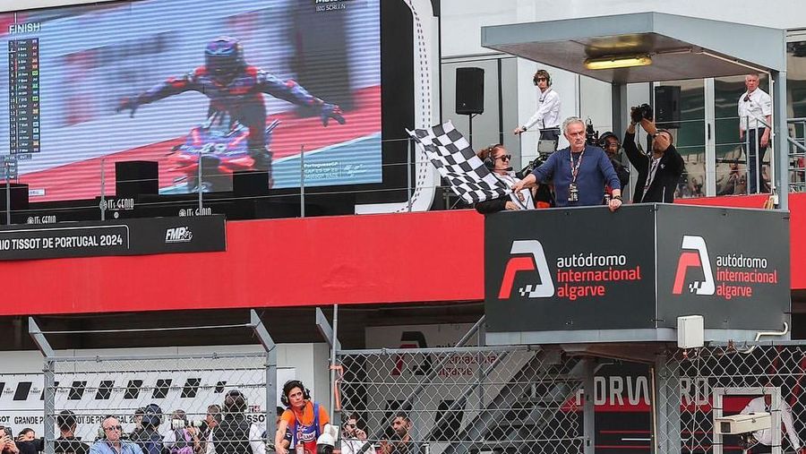 Jose Mourinho terlibat dalam acara MotoGP Portugal 2024 di mana ia menjadi pengibar bendera di garis finish dan ikut serta dalam penyerahan trofi di podium. (Instagram @josemourinho)