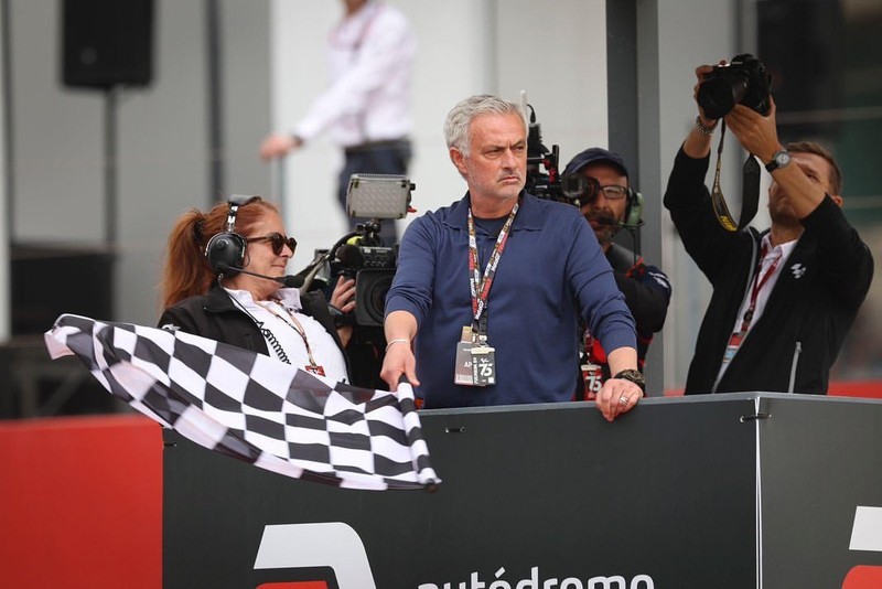 Jose Mourinho terlibat dalam acara MotoGP Portugal 2024 di mana ia menjadi pengibar bendera di garis finish dan ikut serta dalam penyerahan trofi di podium. Jose Mourinho terlibat dalam acara MotoGP Portugal 2024 di mana ia menjadi pengibar bendera di garis finish dan ikut serta dalam penyerahan trofi di podium. (Instagram @josemourinho)