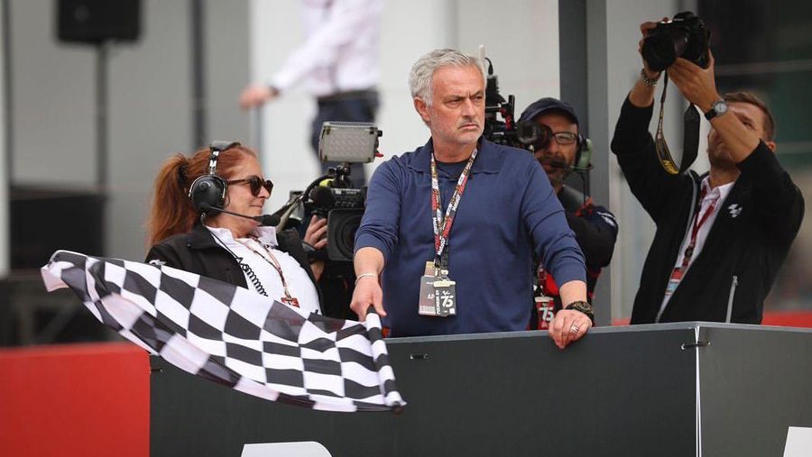 Jose Mourinho terlibat dalam acara MotoGP Portugal 2024 di mana ia menjadi pengibar bendera di garis finish dan ikut serta dalam penyerahan trofi di podium. (Instagram @josemourinho)