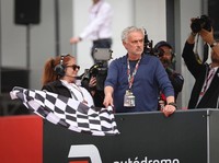 Cuti dari Lapangan, Jose Mourinho Jadi Pengibar Bendera di MotoGP