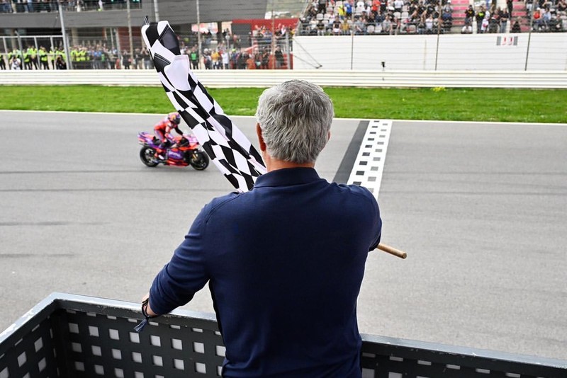 Jose Mourinho terlibat dalam acara MotoGP Portugal 2024 di mana ia menjadi pengibar bendera di garis finish dan ikut serta dalam penyerahan trofi di podium. Jose Mourinho terlibat dalam acara MotoGP Portugal 2024 di mana ia menjadi pengibar bendera di garis finish dan ikut serta dalam penyerahan trofi di podium. (Instagram @josemourinho)
