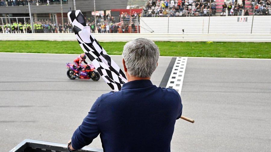 Jose Mourinho terlibat dalam acara MotoGP Portugal 2024 di mana ia menjadi pengibar bendera di garis finish dan ikut serta dalam penyerahan trofi di podium. (Instagram @josemourinho)