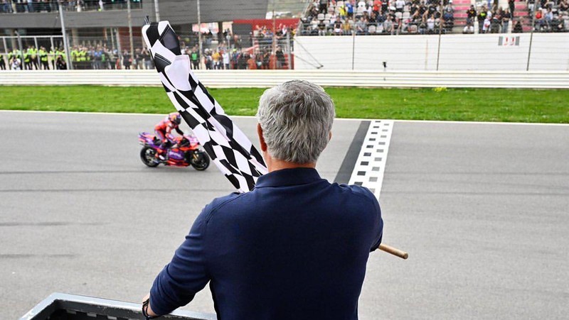 Jose Mourinho terlibat dalam acara MotoGP Portugal 2024 di mana ia menjadi pengibar bendera di garis finish dan ikut serta dalam penyerahan trofi di podium. (Instagram @josemourinho)