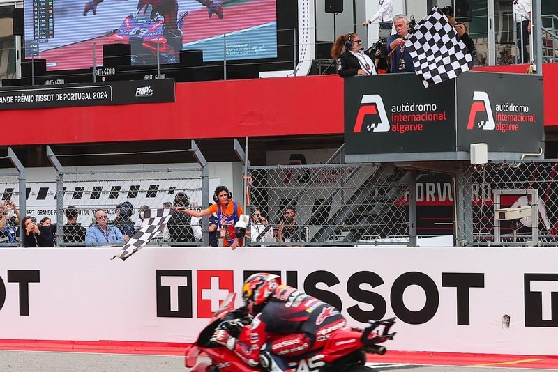Jose Mourinho terlibat dalam acara MotoGP Portugal 2024 di mana ia menjadi pengibar bendera di garis finish dan ikut serta dalam penyerahan trofi di podium. (Instagram @josemourinho)