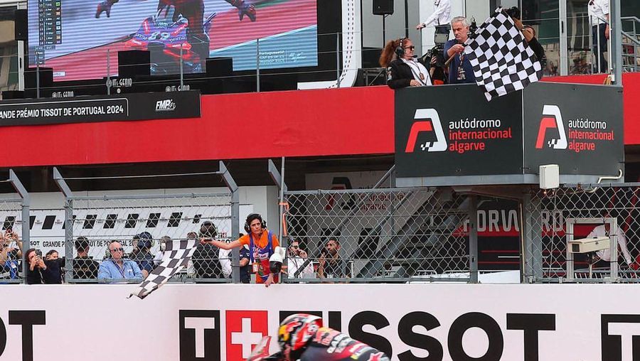 Jose Mourinho terlibat dalam acara MotoGP Portugal 2024 di mana ia menjadi pengibar bendera di garis finish dan ikut serta dalam penyerahan trofi di podium. (Instagram @josemourinho)