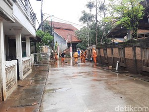 Banjir di Cawang Sempat Capai 200 Cm Telah Surut, Warga Bersihkan Rumah